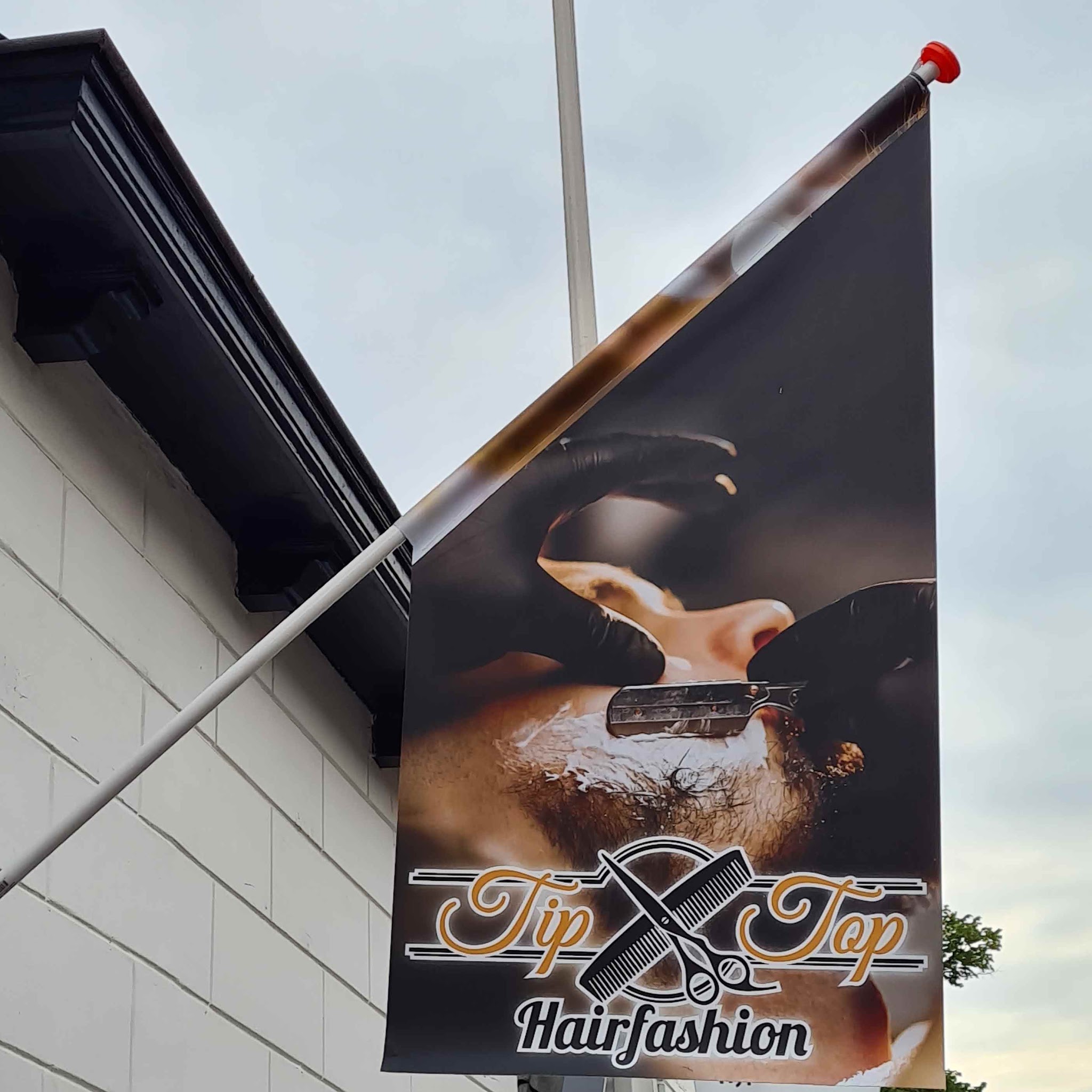 De TipTop Hairfashion-vlag aan de gevel